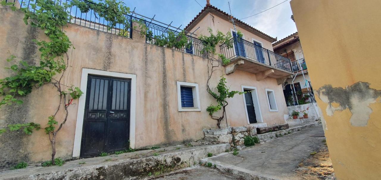 Traditional Hillside Cottage Gythio Exterior foto